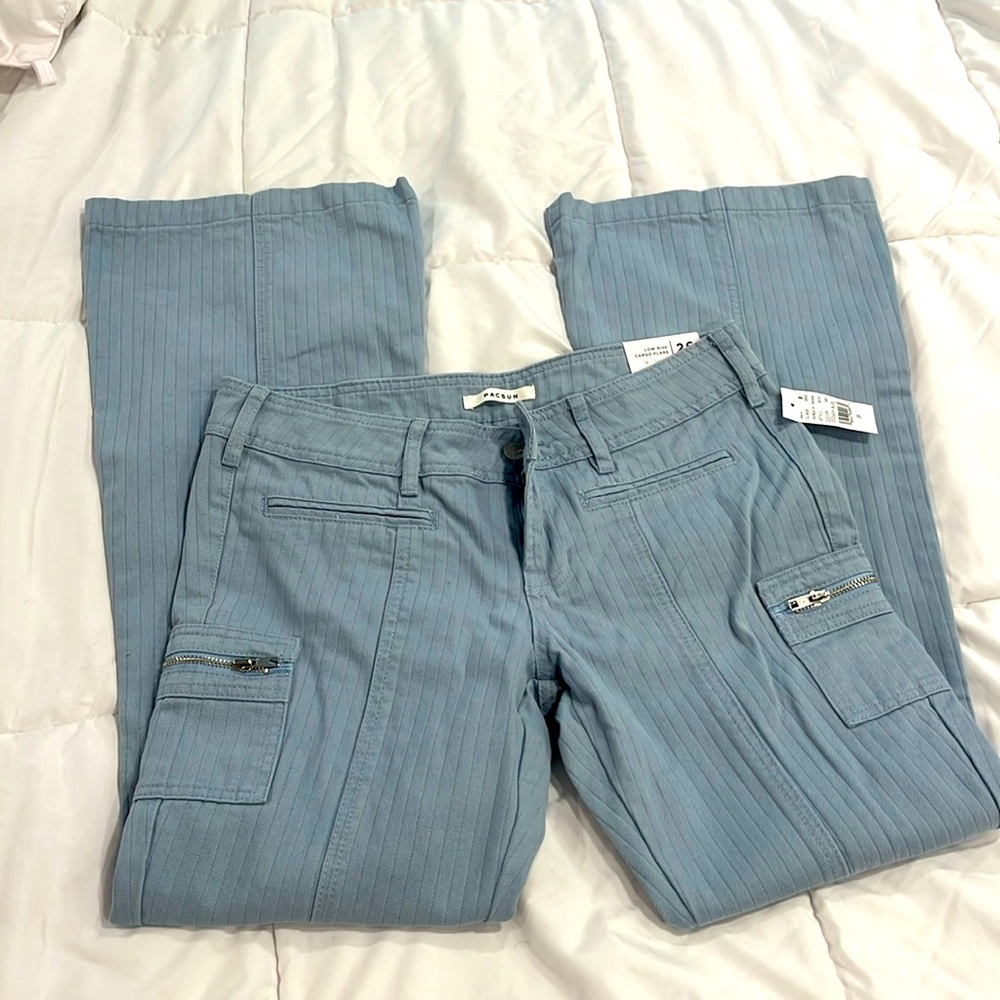 🪺Light blue low rise cargo flare jeans